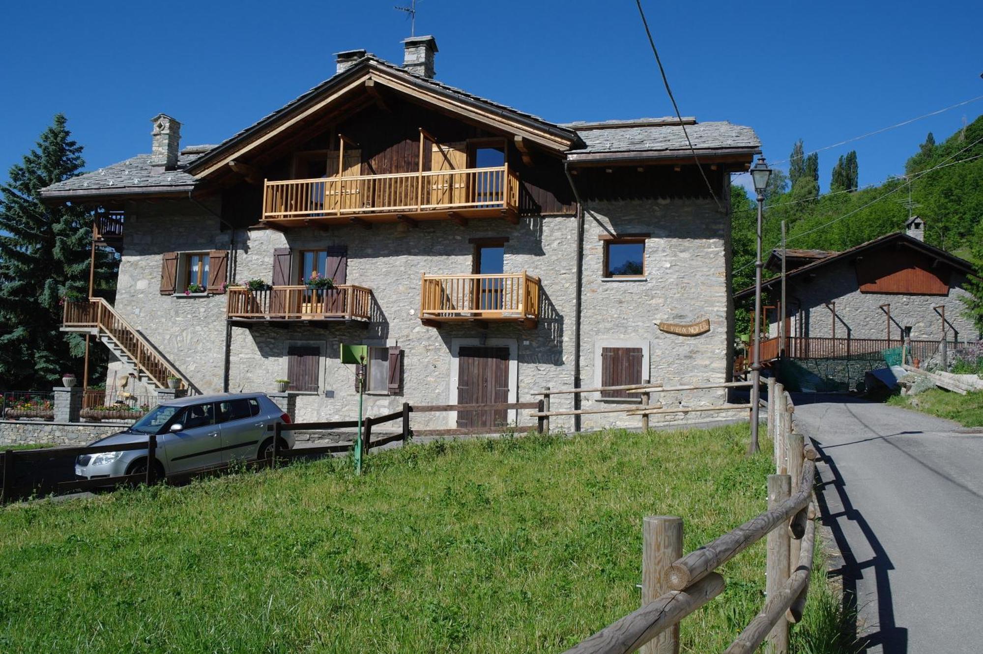Le Vieux Noyer - Appartamenti Al Verde Villaggio Di Rumiod Saint-Pierre Exteriör bild